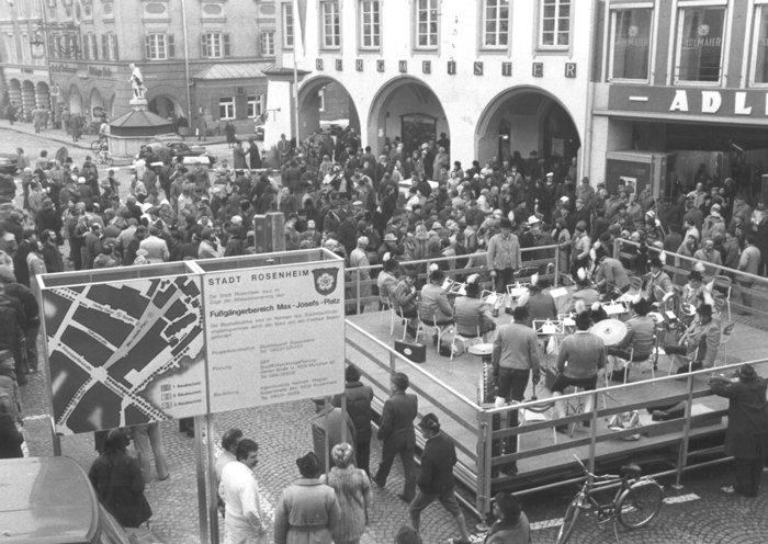 Bei der Grundsteinlegung